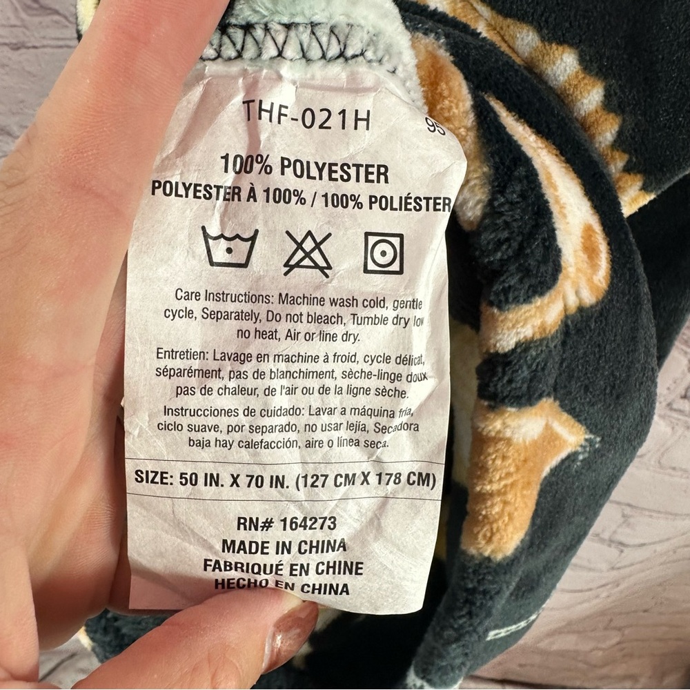 NWT Fossil Hunt Black and Tan Dinosaur skeleton plush throw Blanket - Picture 4 of 4